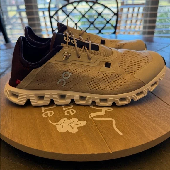 On Cloud Running Athletic Shoes - Picture 3 of 8